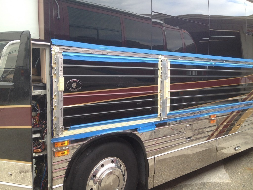 Prevost XL II side panel problems repaired, photo 17