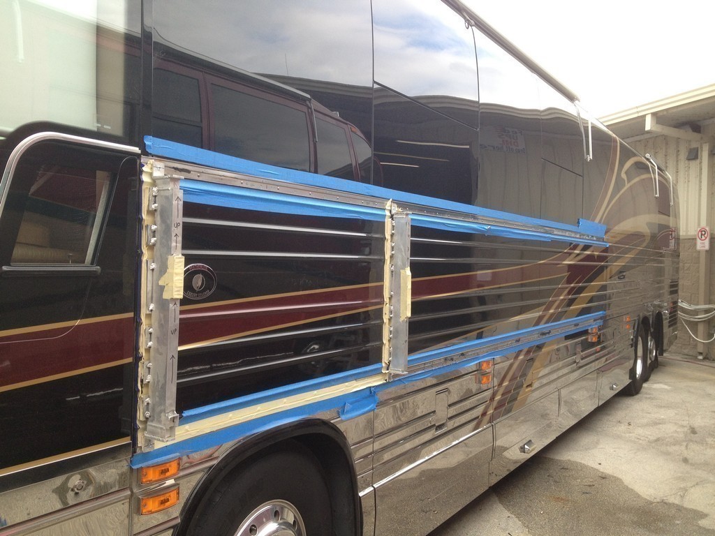 Prevost XL II side panel problems repaired, photo 18