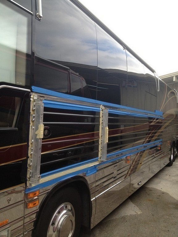 Prevost XL II side panel problems repaired, photo 19
