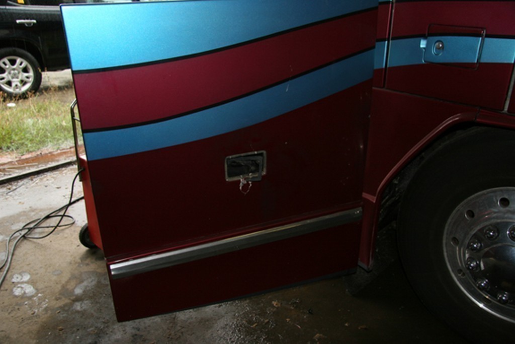 Prevost H3-40 Collision - Engine door outside damaged