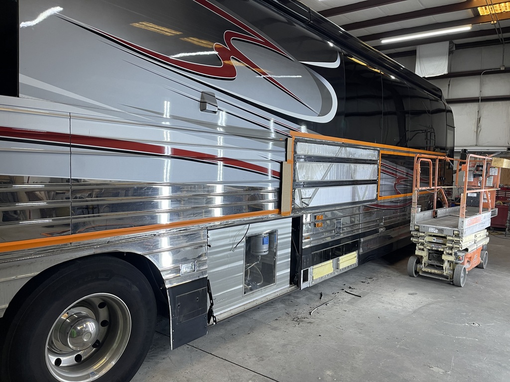 Prevost XL II side, front & rear Collision, photo 31