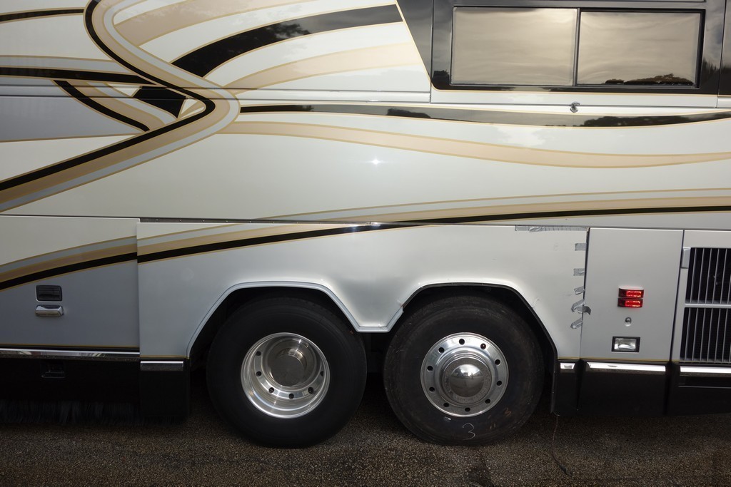 Prevost H3-45 Featherlite tire blow out Collision