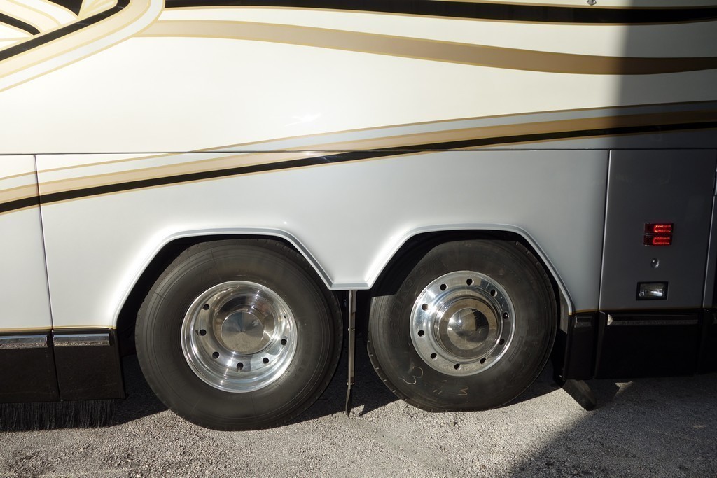 Prevost H3-45 Excalibur Coach collision repair drivers fender, repair and paint.
