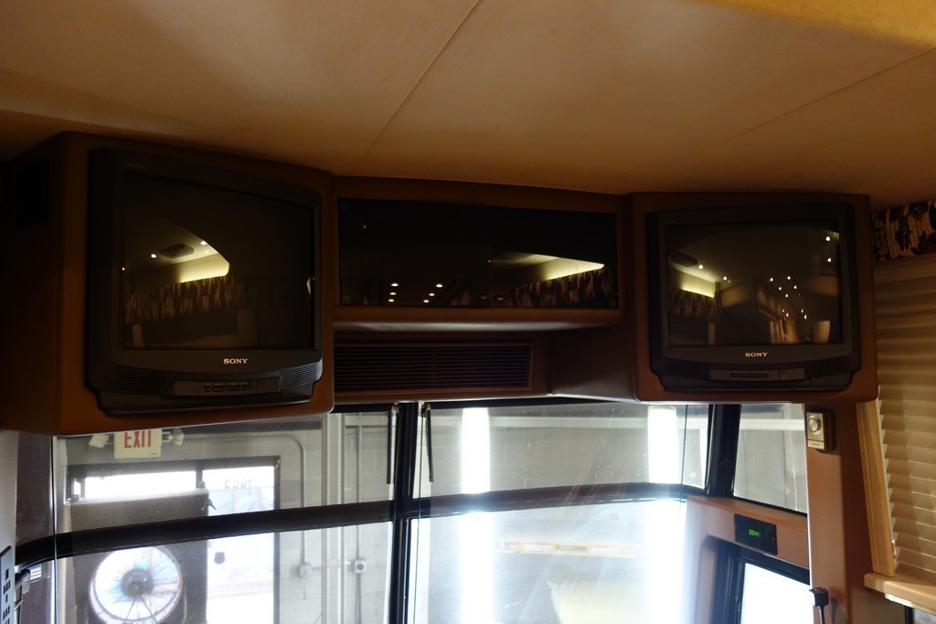 1995 Prevost H3 Motorhome Entertainer Excalibur Coach before front TV upgrade