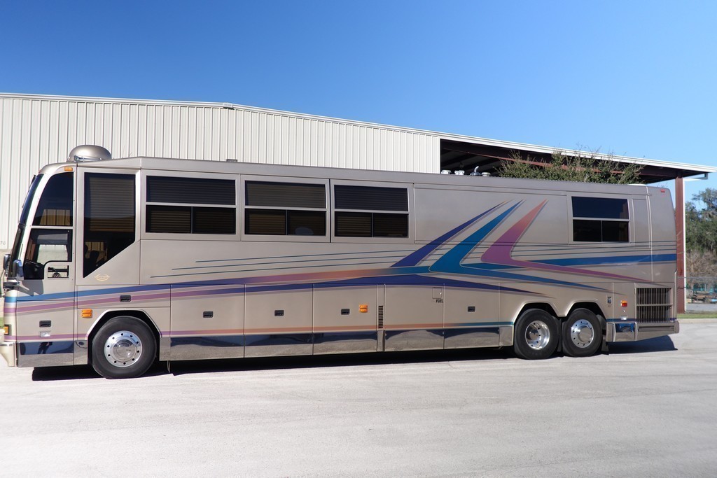 Prevost H3-45 Marathon Paint repaint and remove Pink graphics