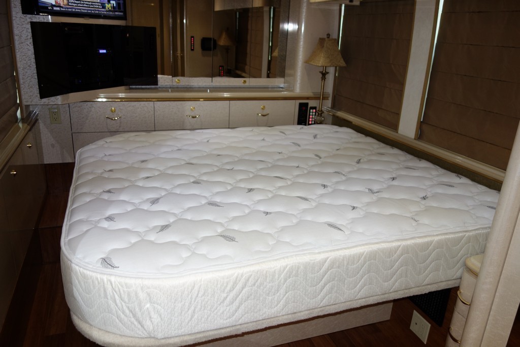 Prevost Marathon XL II by Excalibur Coach new thick king matress