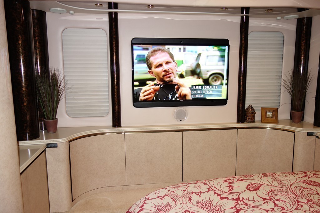 2001 Prevost Newell New HD TV Bedroom by Excalibur Coach