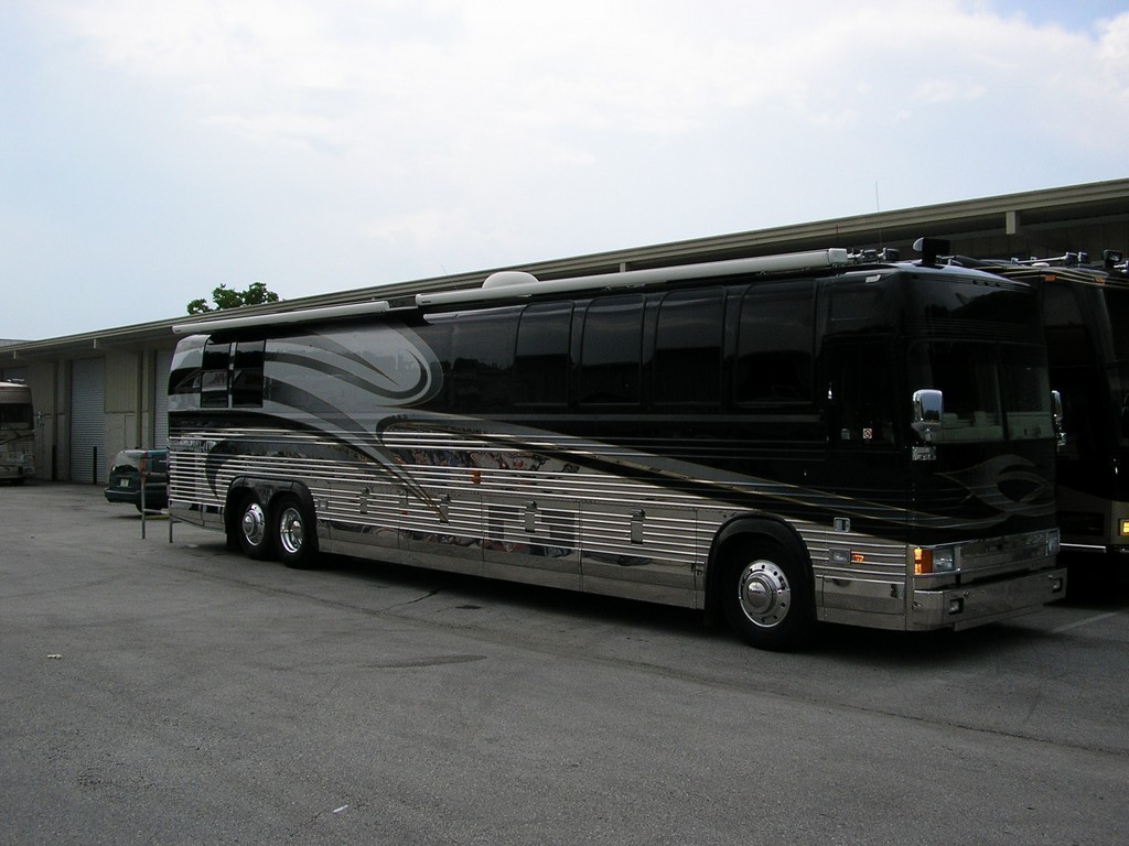 Prevost XL Passenger side Awnings added by Excalibur Coach - Prevost Motorhomes - Entertainers - XL - XLII - H3-45 - Class A