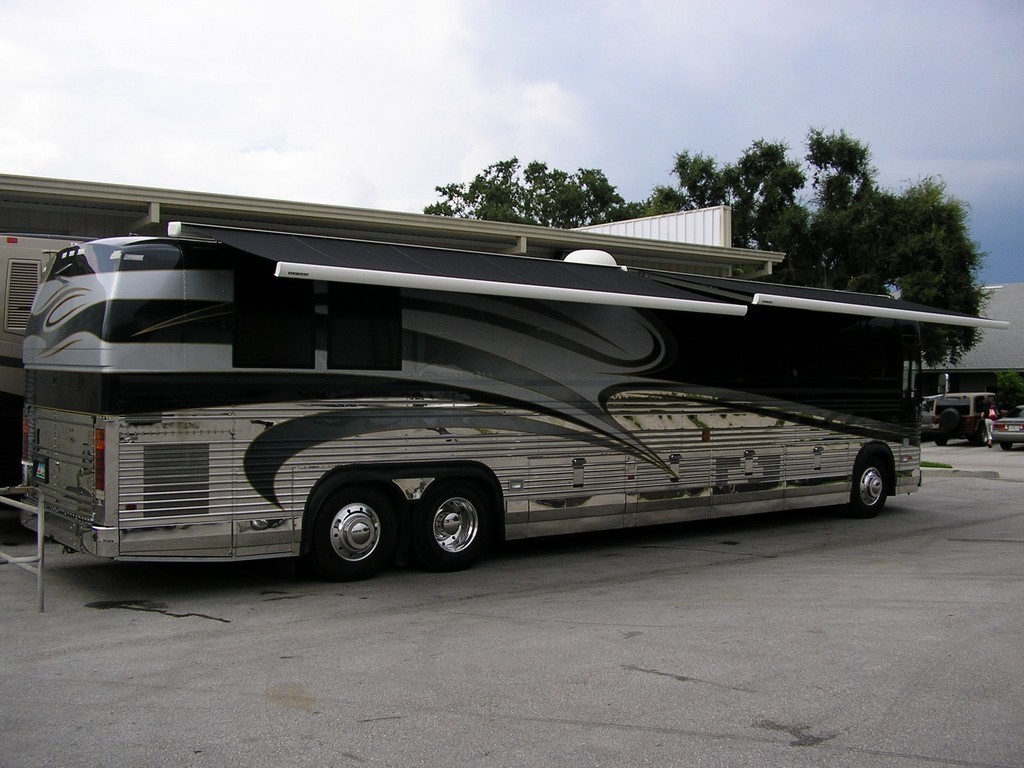 Passenger awnings added by Excalibur Coach - Prevost Motorhomes - Entertainers - XL - XLII - H3-45 - Class A