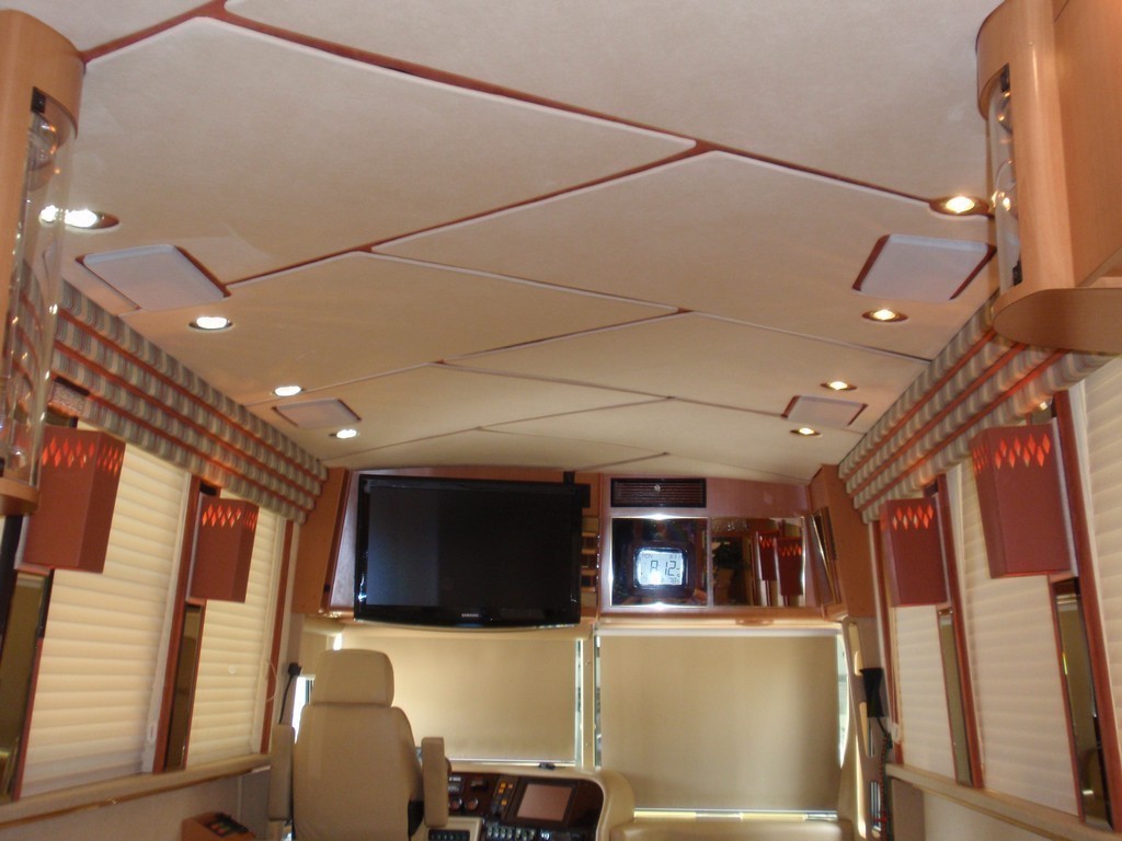 Prevost XL Marathon before black accent added by Excalibur Coach - Prevost Motorhomes Entertainer H3-45 XL XLII Class A