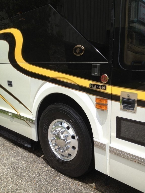 Prevost H3-45 Fender skirt & larger tires upgraded by Excalibur