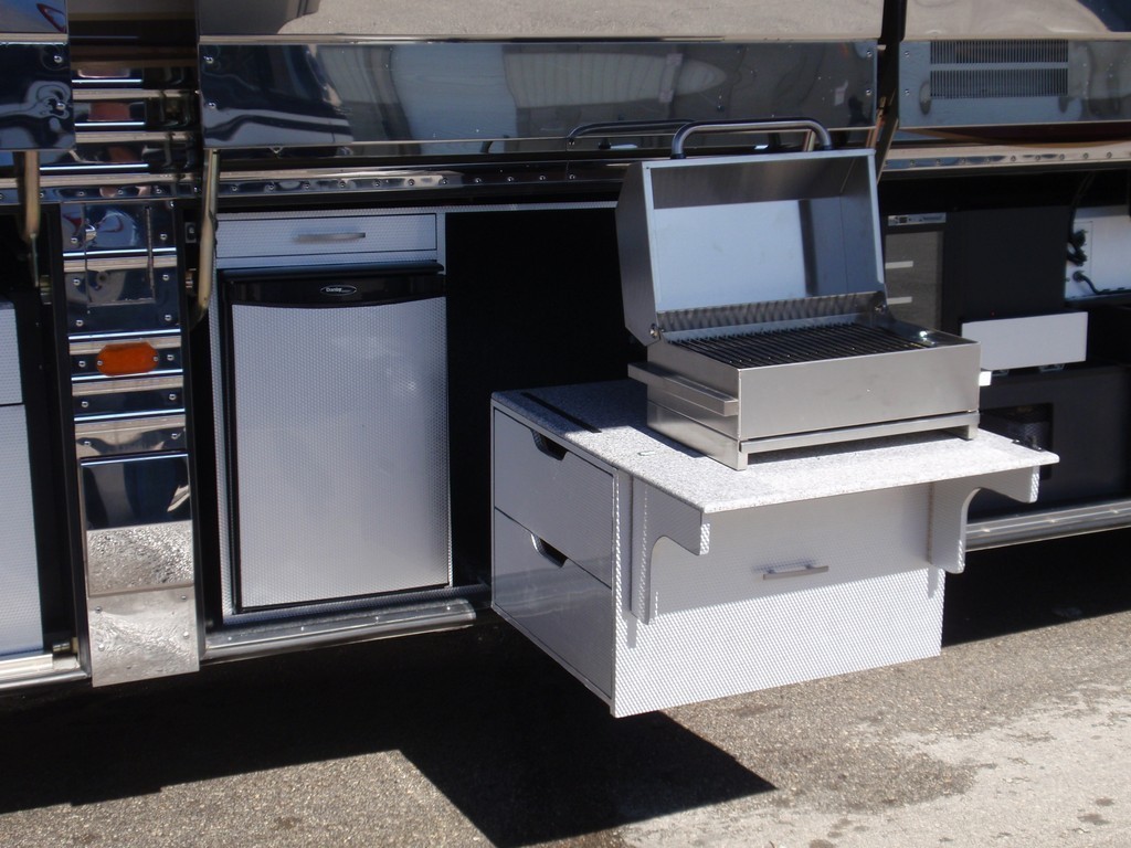 Prevost bay 3 pull out Barbeque by Excalibur Coach Prevost Motorhome XL XLII H3