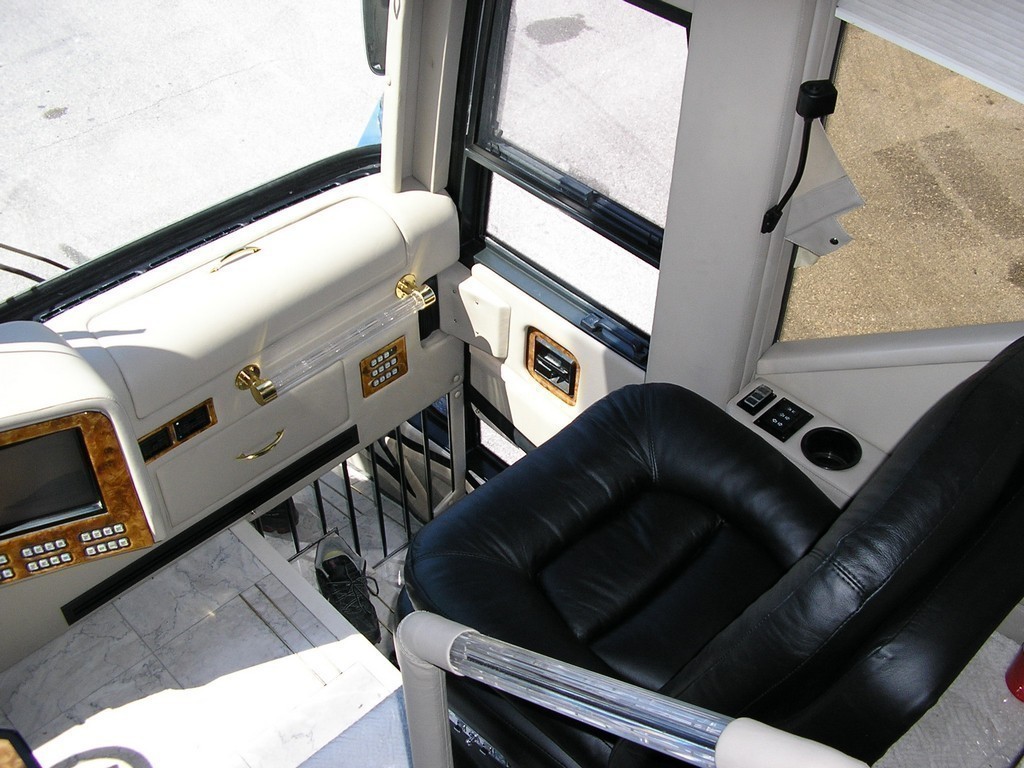 Upholstery - Co-pilot dash done by Excalibur Coach - Prevost Motorhomes XL - XLII - H3-45 - Class A